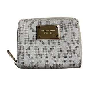 Michael Kors Wallet Vanilla Cream Tan Monogram Gold Hardware Zip-Up MK Textured
